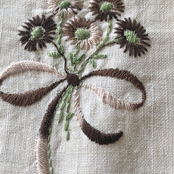 Vintage Daisy Embroidered Linen Placemats set of 4 - Picture 5 of 7